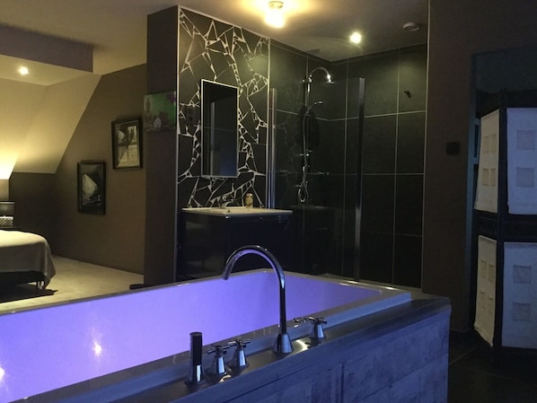 Luxury Room | Deep soaking bathtub - Logies 355 (Hasselt)