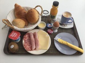 Daily continental breakfast (EUR 15 per person) - Logies 355 (Hasselt)