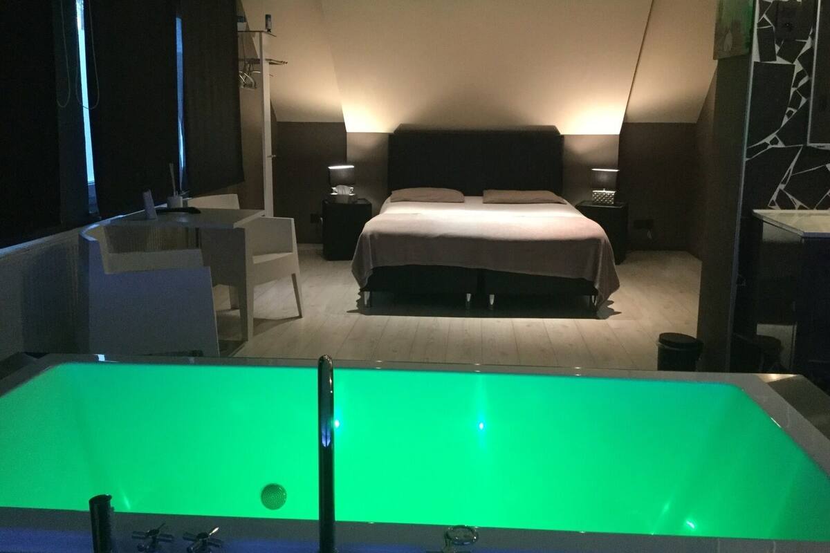 Luxury Room | WiFi (free), individually decorated, individually furnished, bed sheets