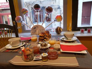 Breakfast (EUR 10 per person)
