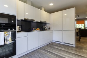 Full-sized fridge, microwave, oven, stovetop - The Westwood Apartments (Galway)