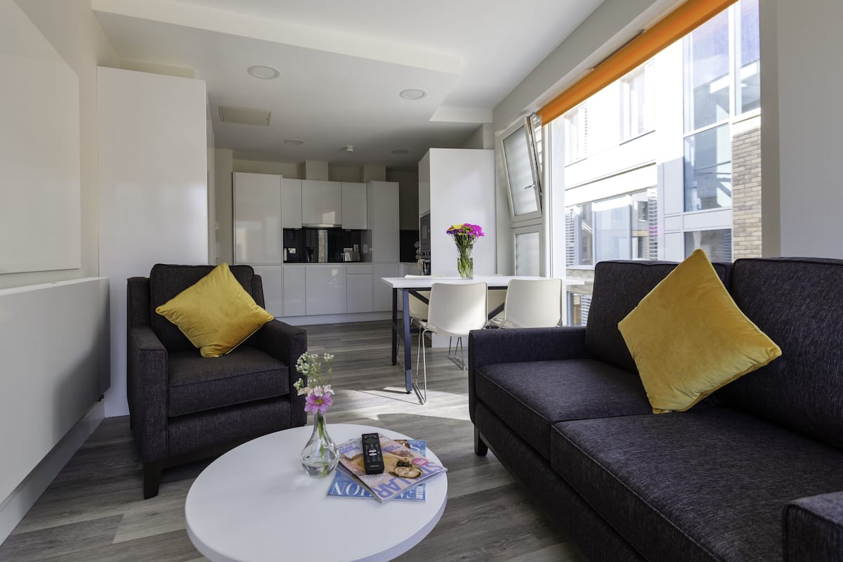 Apartamento estándar, 4 habitaciones | Zona de estar | Una Smart TV