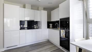 Standard Apartment, 4 Bedrooms | Private kitchen | Full-sized fridge, microwave, oven, stovetop