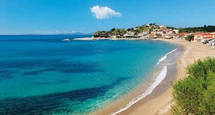 Artemis, huvila uima-altaalla 250m rannalta