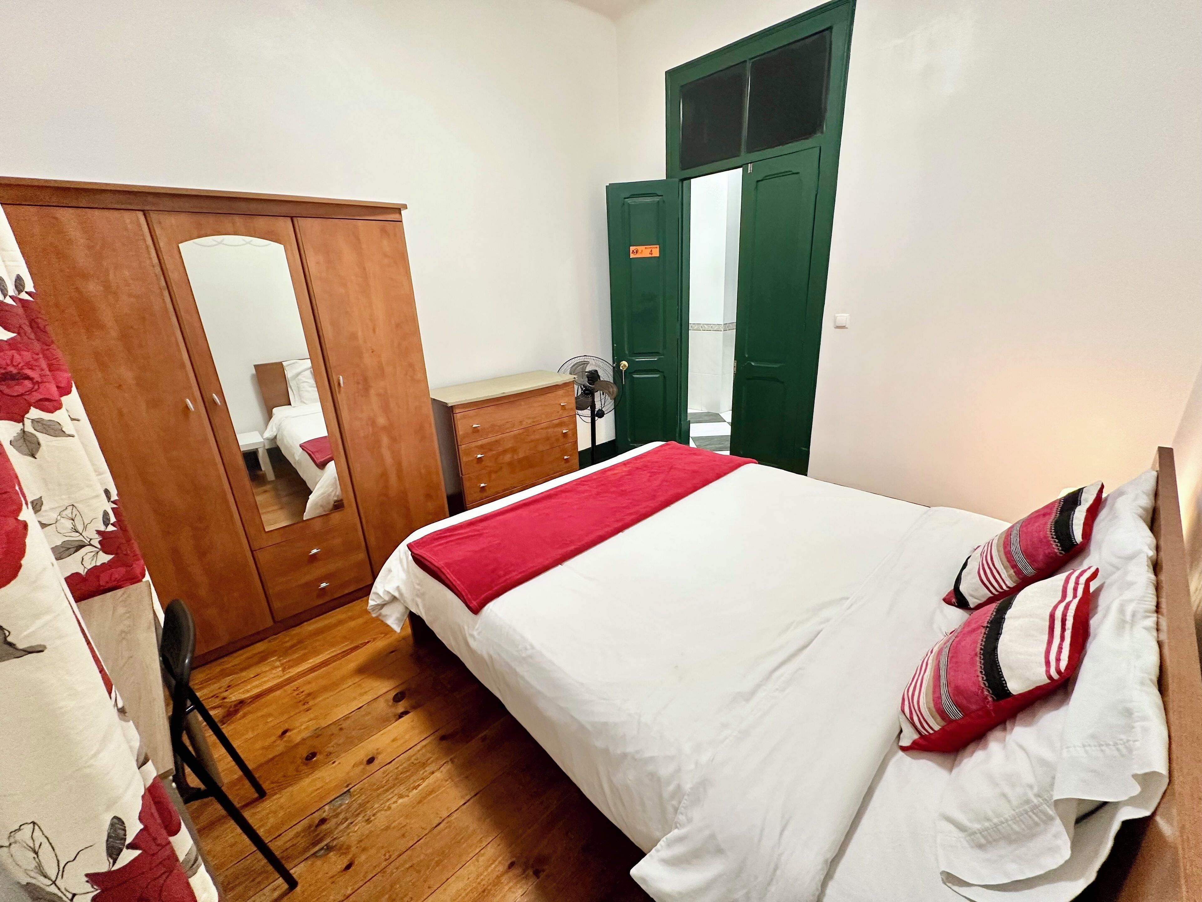 Sublime Yellow | Escritorio, cortinas opacas, tabla de planchar con plancha y wifi gratis