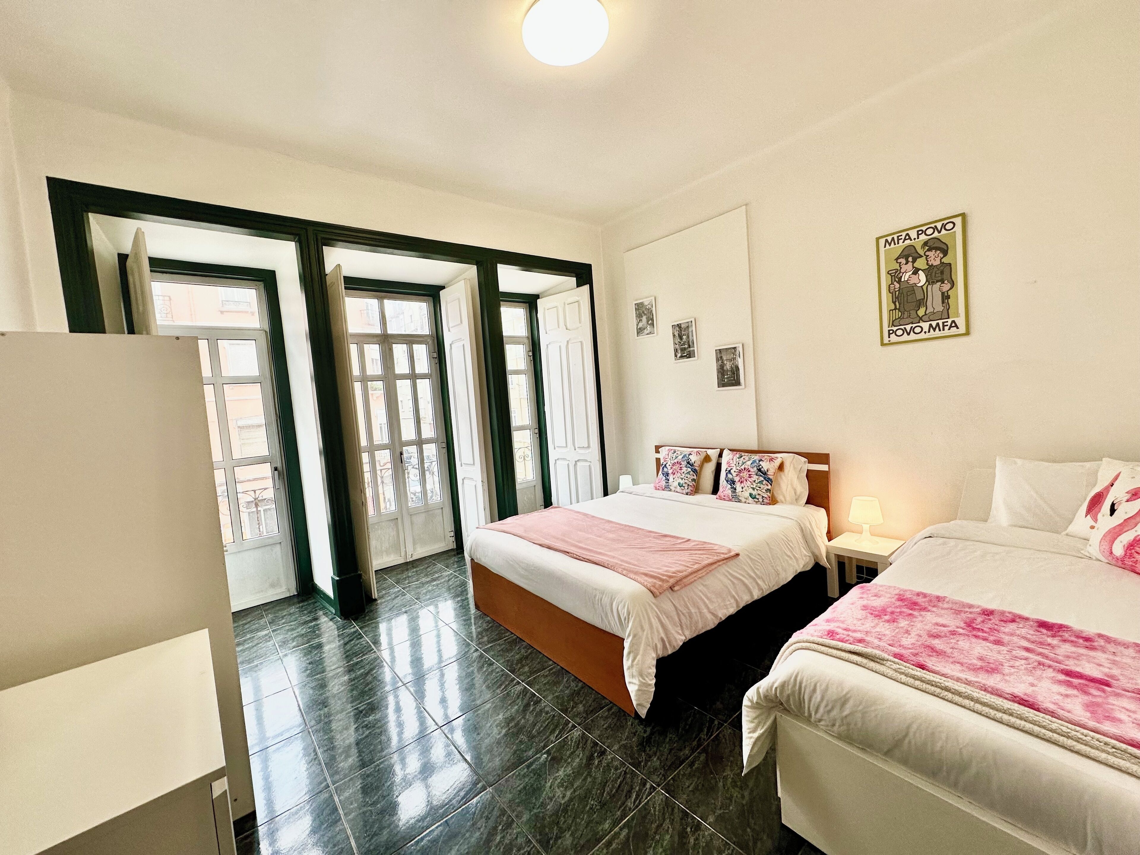 Sublime Brown Bedroom With Balcony | Escritorio, cortinas opacas, tabla de planchar con plancha y wifi gratis