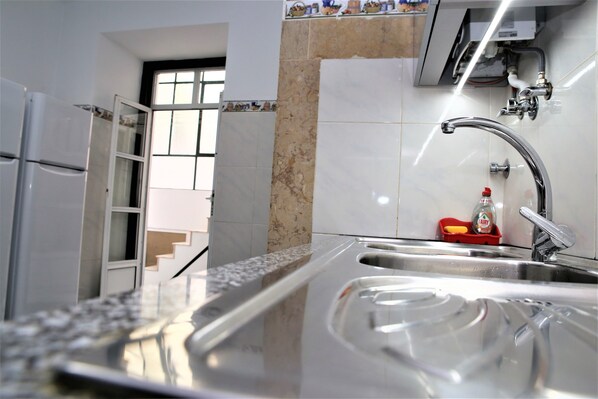 Réfrigérateur, four à micro-ondes, surface de cuisson, grille-pain