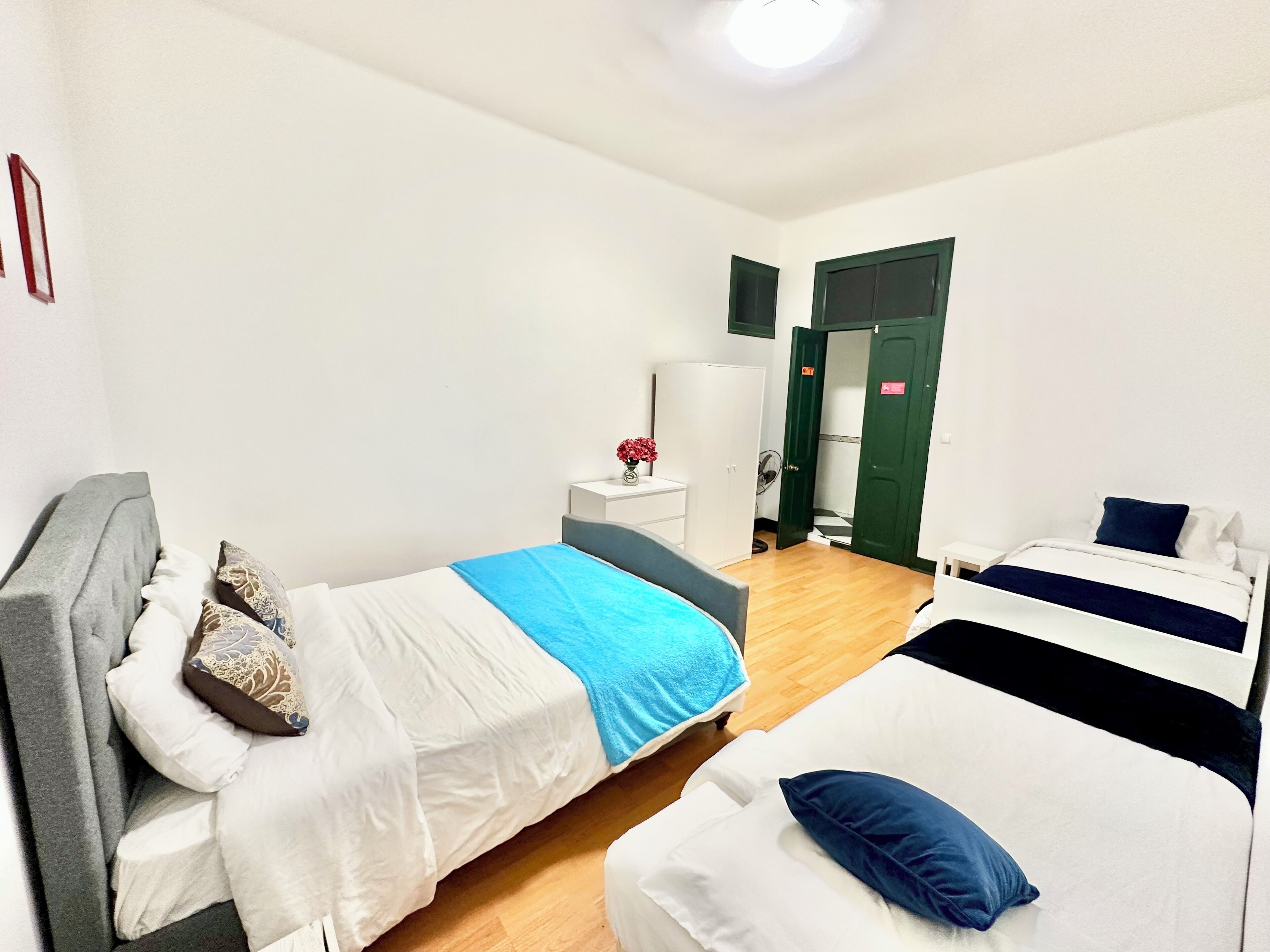 Sublime Gray | Escritorio, cortinas opacas, tabla de planchar con plancha y wifi gratis