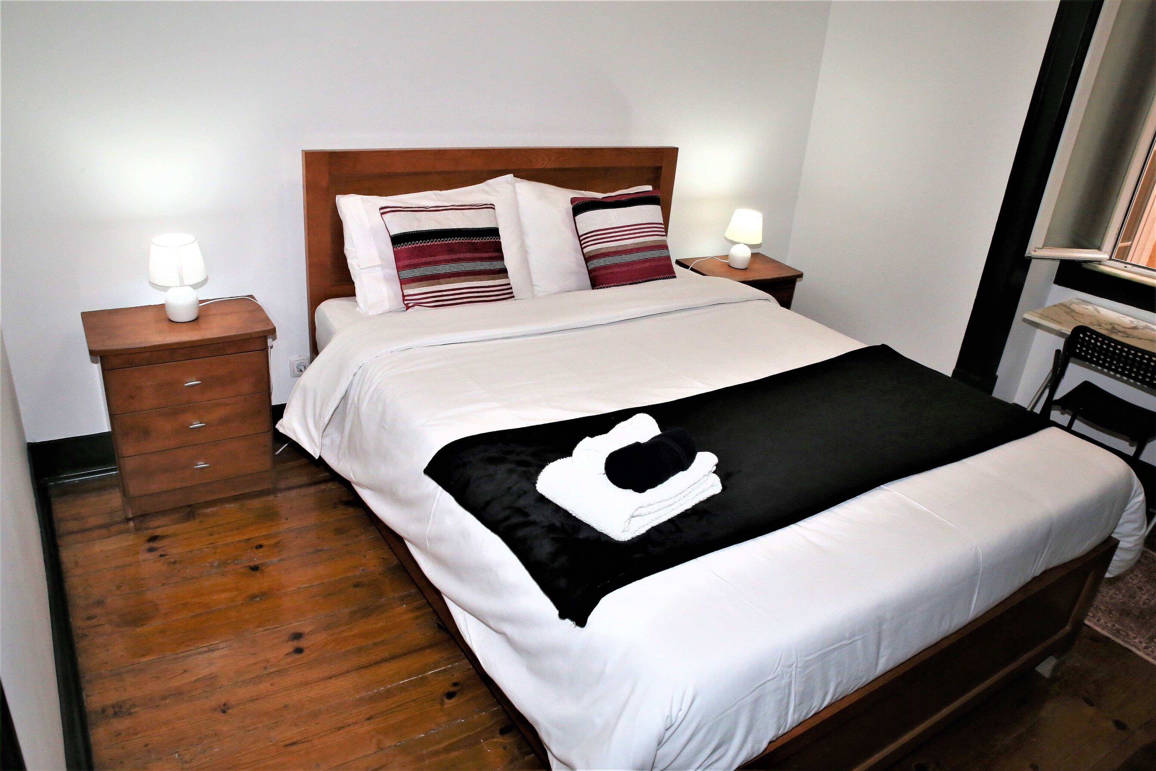 Sublime Black | Escritorio, cortinas opacas, tabla de planchar con plancha y wifi gratis