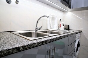 Réfrigérateur, micro-ondes, plaque de cuisson, grille-pain