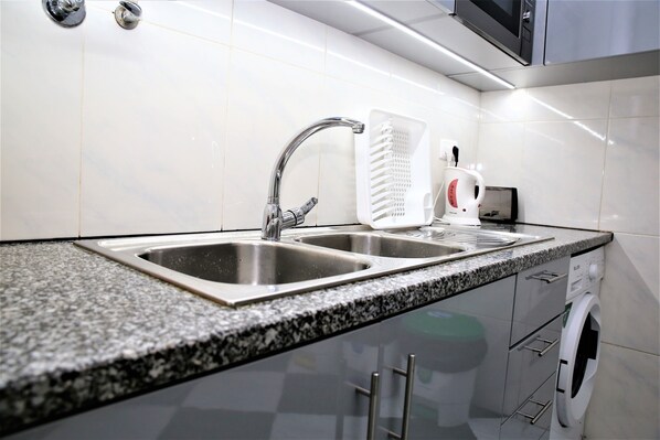 Kühlschrank, Mikrowelle, Herdplatte, Toaster