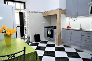 Kühlschrank, Mikrowelle, Herdplatte, Toaster