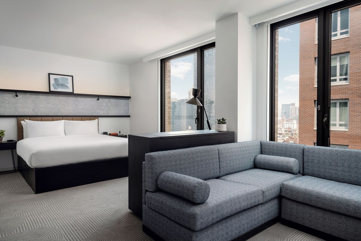 Suite, 1 King Bed | Hypo-allergenic bedding available, in-room safe, desk, laptop workspace