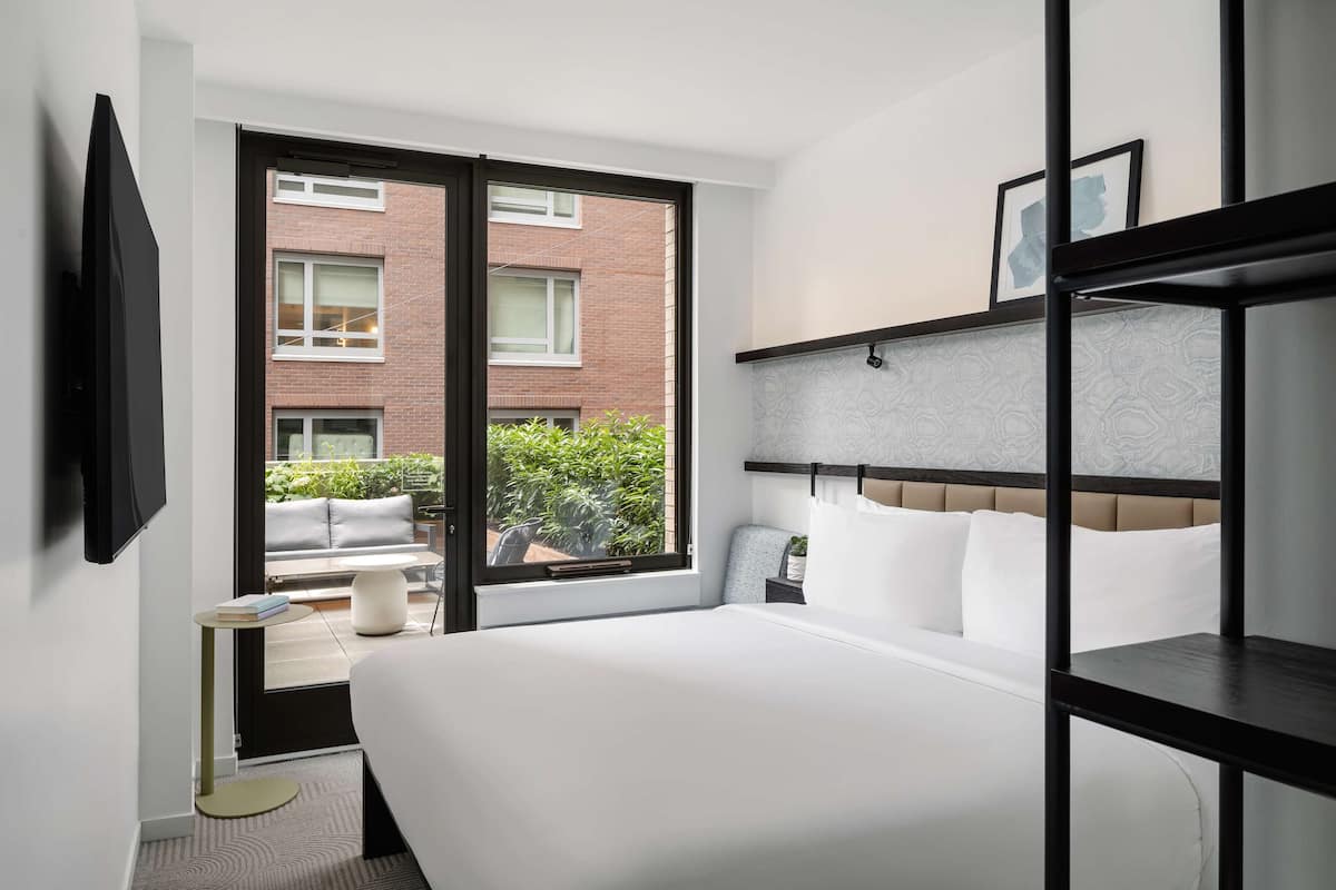 Ropa de cama hipoalergénica y caja de seguridad en la habitación