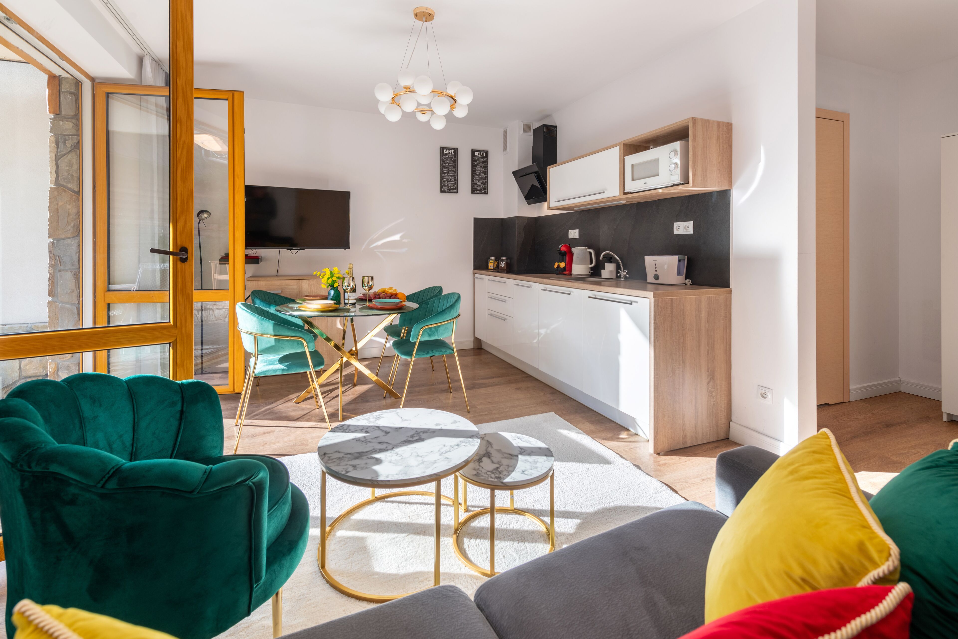 Classic Apartment (2) | Living room | 54-cm TV with digital channels, DVD player