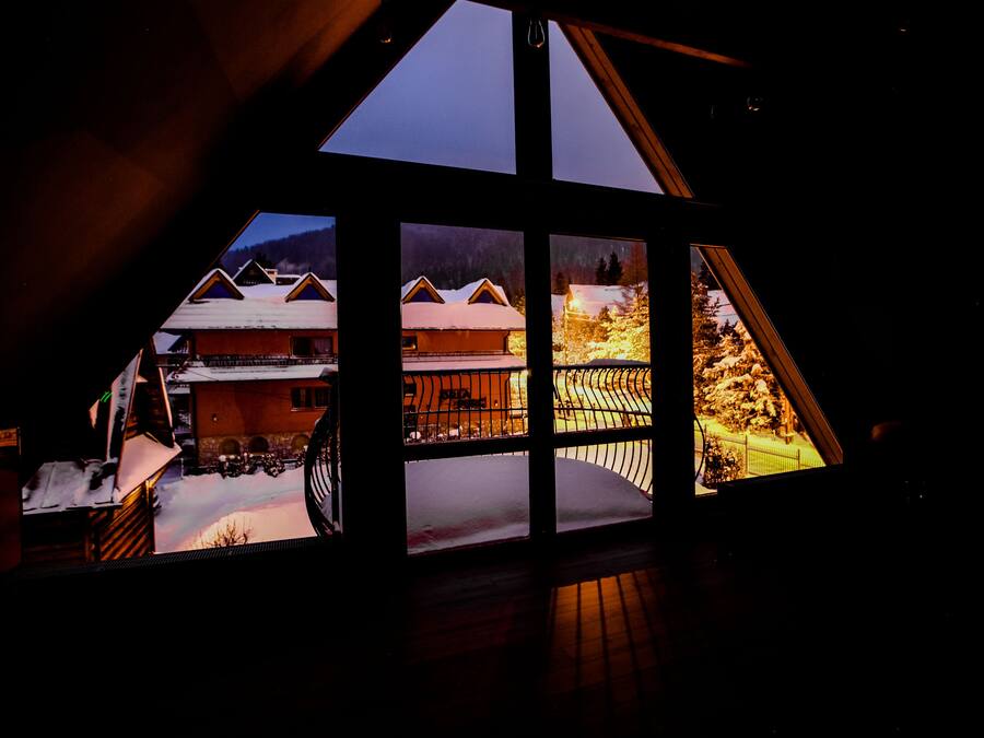 Fachada da propriedade à noite