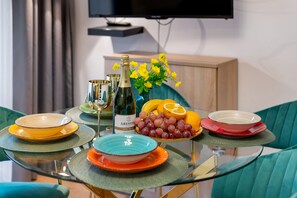 Classic Apartment (2) | Private kitchenette | Full-sized fridge, microwave, stovetop, coffee/tea maker - Apartamenty Bory 6a (Zakopane)