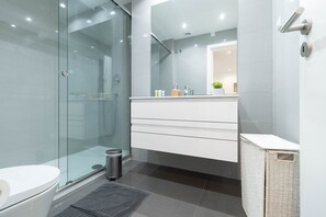 Ducha, secador de pelo y toallas