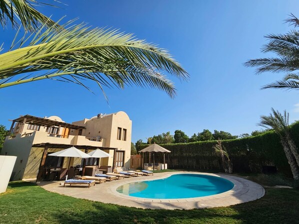 Villa | Pool | Outdoor pool - Villa - Sleeps 6 - Heated Pool - Garden - Parking (El Gouna)