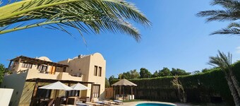 วิลลา - พักได้ 6 คน - สระว่ายน้ำอุ่น - สวน - จอดรถ