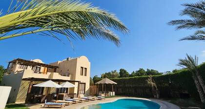 Villa - Sleeps 6 - Heated Pool - Garden - Parking