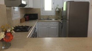 Villa | Cocina privada | Cafetera y tetera, refrigerador, microondas y horno 