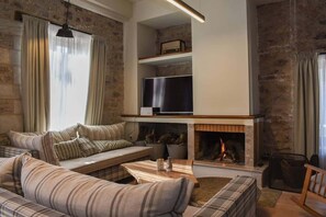 Una televisión, una chimenea, una oficina