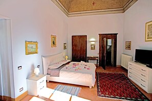 3 chambres, fer et planche à repasser, Wi-Fi, draps fournis