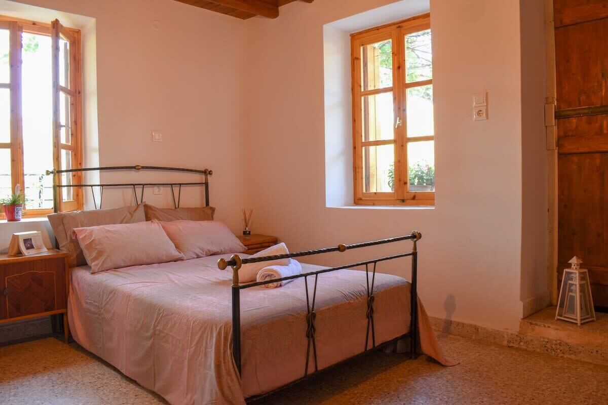 2 bedrooms, travel cot, WiFi, bed sheets