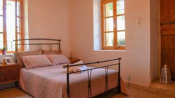 2 bedrooms, travel cot, WiFi, bed sheets