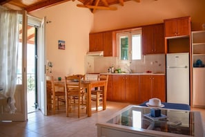 Fridge, oven, stovetop, coffee/tea maker