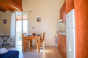 Fridge, oven, stovetop, coffee/tea maker