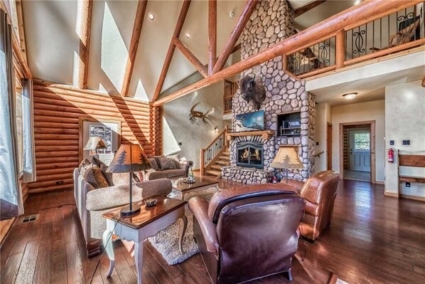 Cabin, Multiple Beds, Patio, Mountain View | Living room