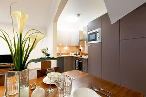 Deluxe Apartment | Private kitchenette | Fridge, microwave, stovetop, electric kettle - Blue Star Hotel (London)