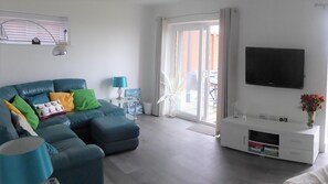 TV connectée, lecteur de DVD, livres, chaîne hi-fi