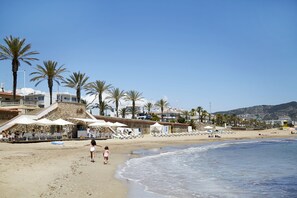 On the beach, sun loungers - Air-conditioned apartment with pool next to the beach! (Sitges)