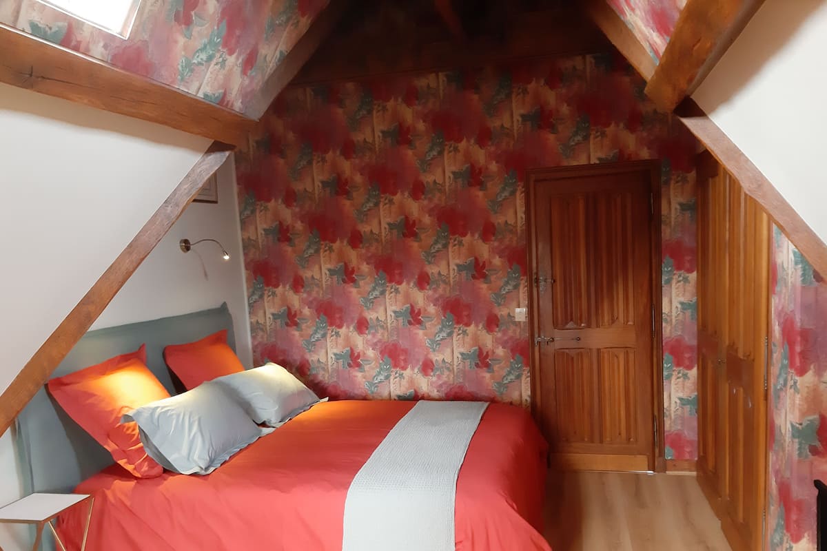 Habitación Confort (Le Grenier aux Fleurs) | Espacio para trabajar con laptop y cortinas blackout