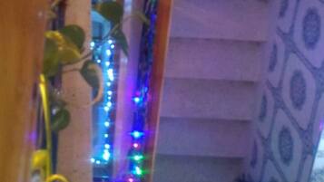 Una escalera con papel tapiz estampado y barandilla de madera.