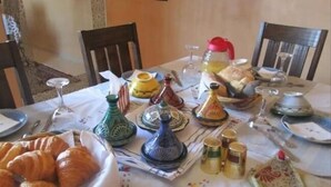 فطور أوروبي يوميًا مقابل رسوم