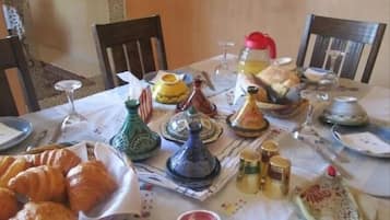 Petit déjeuner continental (8 EUR par personne)