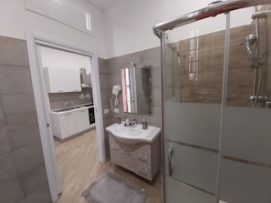 Apartment, 2 Bedrooms, Smoking, Balcony | Bathroom | Shampoo
