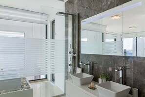Badewanne, Haartrockner, Handtücher