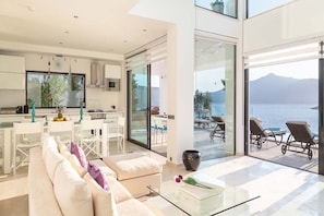 Smart TV, fireplace, DVD player, table tennis