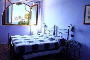 房內夾萬、嬰兒床 (收費)、免費 Wi-Fi、床單