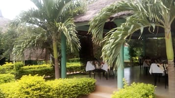 Se sirven desayunos, comidas, cenas y cocina local e internacional