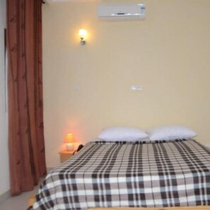 Basic Room | Individually furnished, laptop workspace, free WiFi, bed sheets - Residence Salta (Ouagadougou)