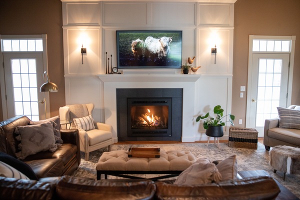 Una televisión, una chimenea, una mesa de tenis de mesa