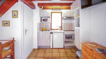 Fridge, microwave, oven, coffee/tea maker