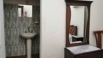 Douche, bidet, serviettes fournies, savon