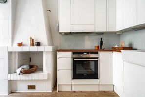 Apartment | Private kitchen | Fridge, oven, stovetop, coffee/tea maker - Roost Vyökatu (Helsinki)